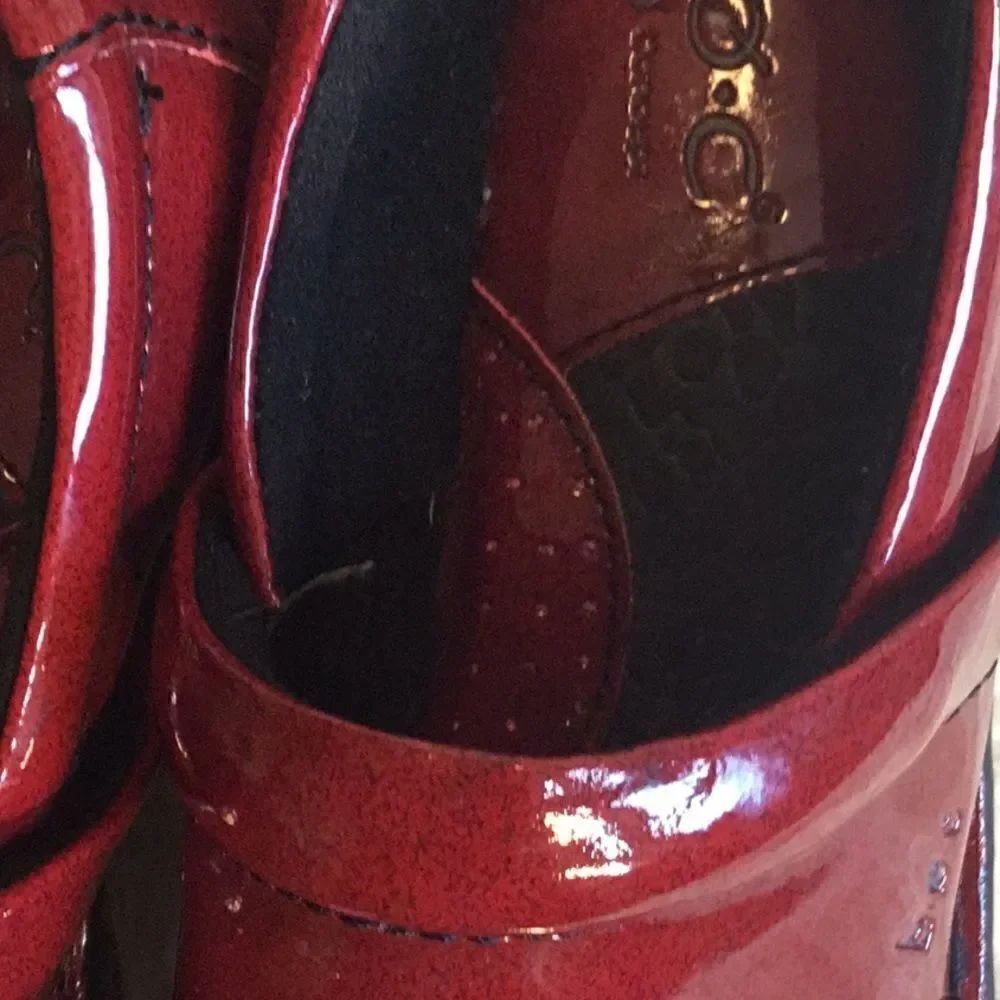 Deep red clog type shoes in size 6 NWOT - Picture 12 of 14